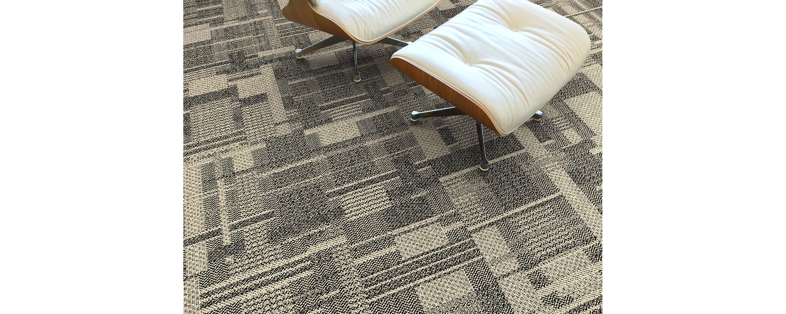 Detail of Interface DL923 carpet tile with Eames chair and ottoman imagen número 2
